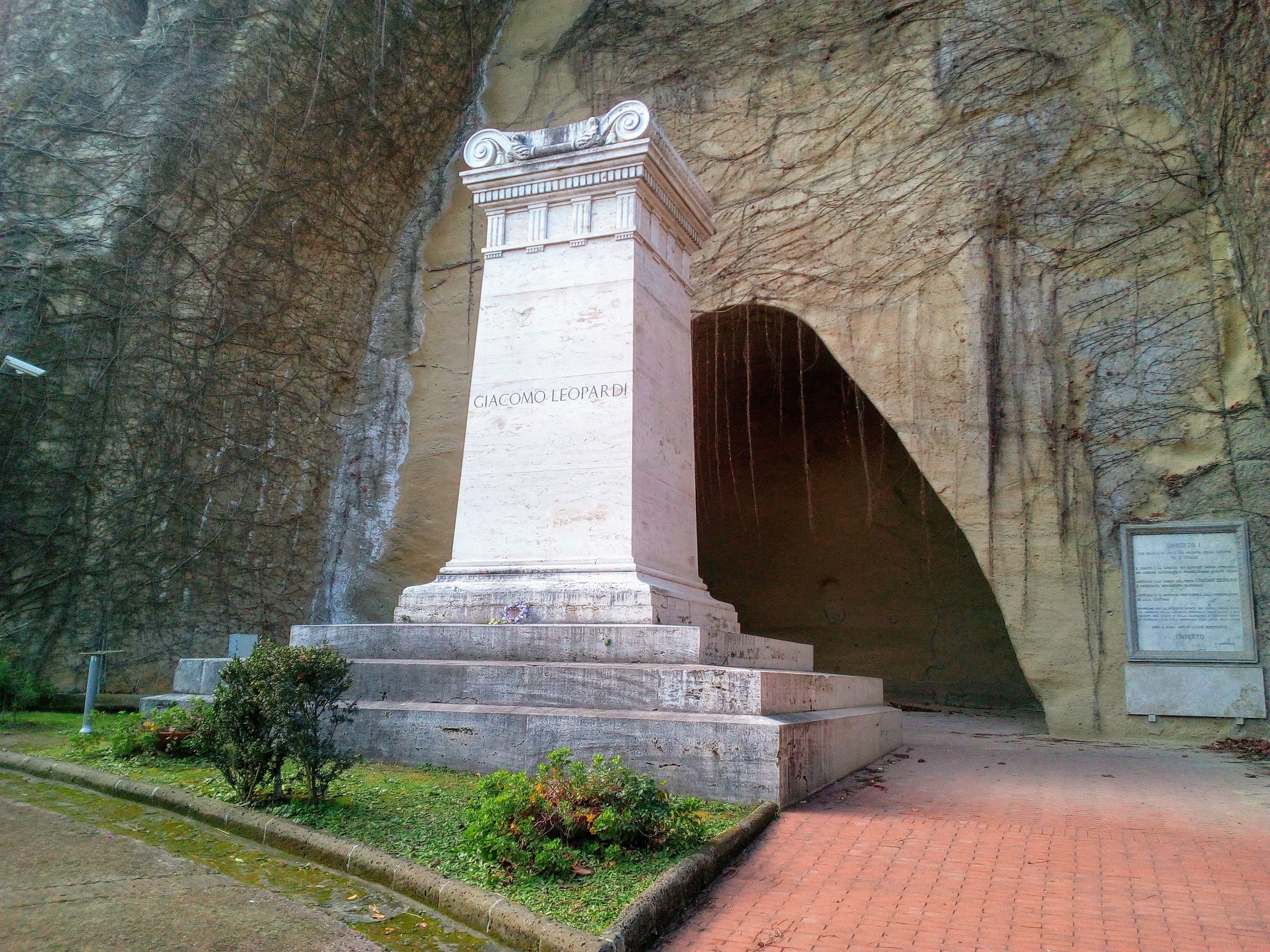 Il Parco Virgiliano a Piedigrotta: la tomba di Giacomo Leopardi e Virgilio