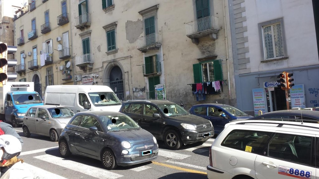 Napoli, l'ingorgo durante il blocco della circolazione