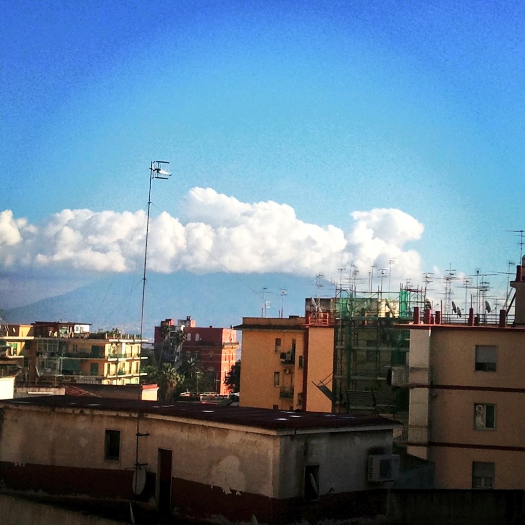 Il Vesuvio con i pensieri annebbiati osserva Napoli