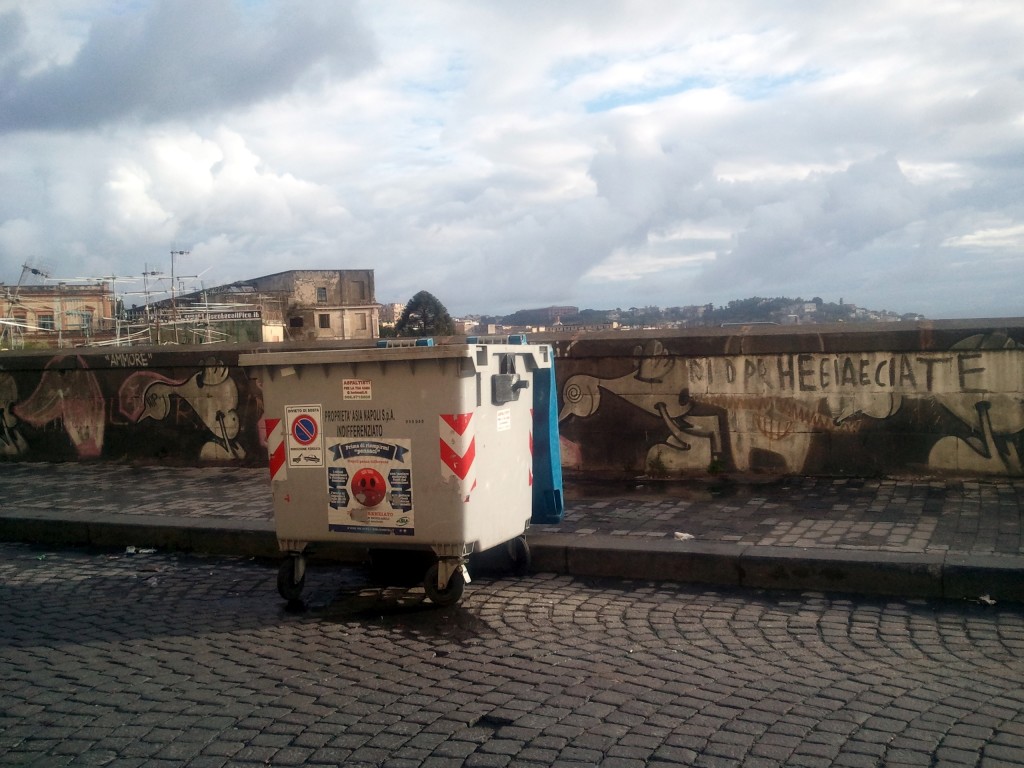 Perchè a Napoli i cassonetti della spazzatura restano sempre aperti?