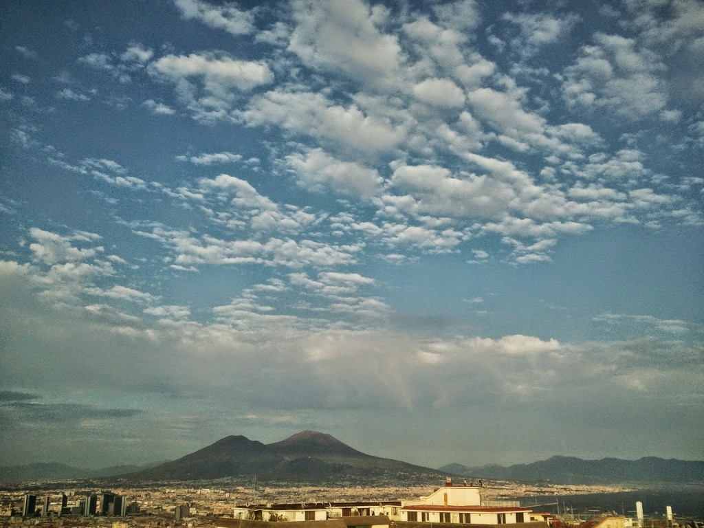 Due foto del Vesuvio, una alle 19.15 l'altra alle 21.15