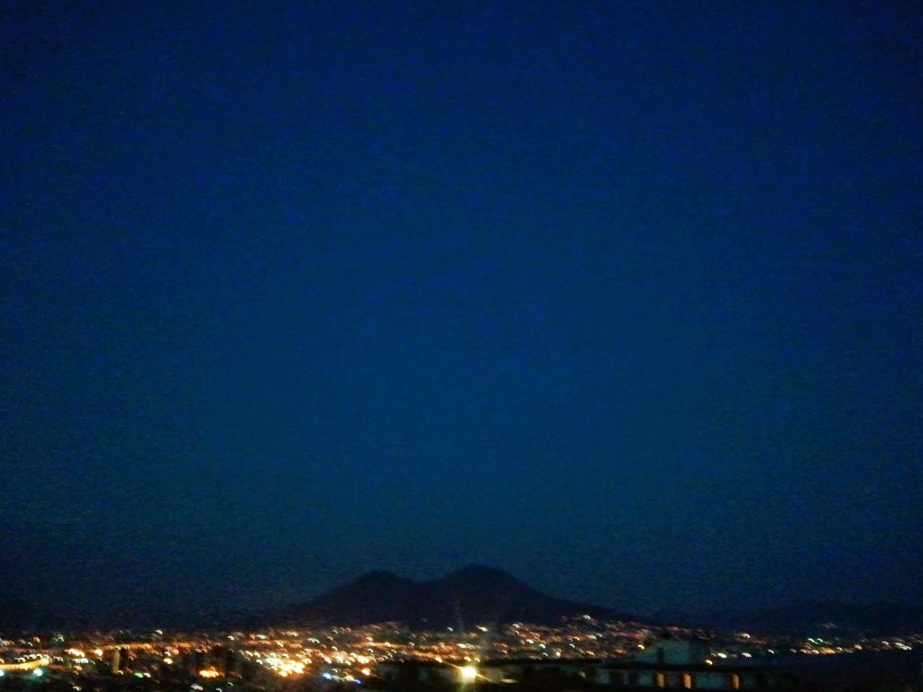 Due foto del Vesuvio, una alle 19.15 l'altra alle 21.15