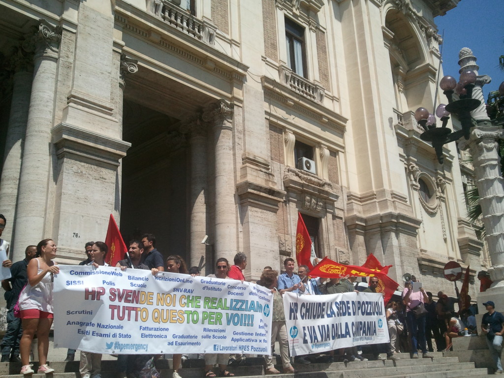 MIUR, la protesta di HP Pozzuoli contro la chiusura della sede