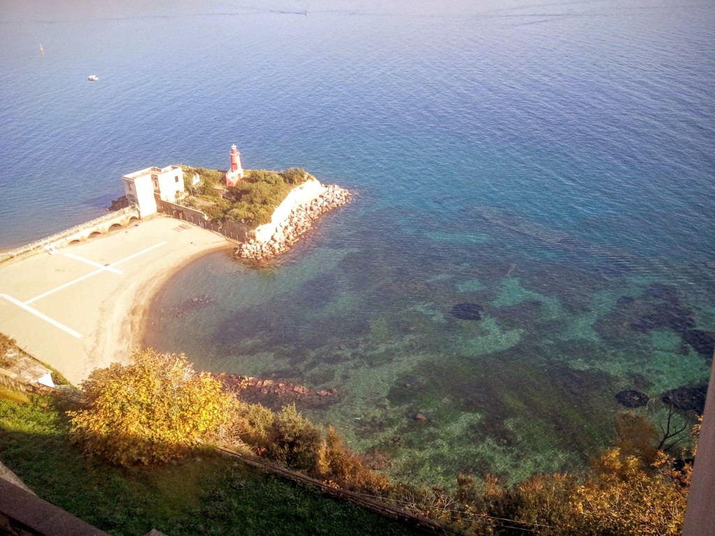 La spiaggia del faro di Baia, sotto il castello