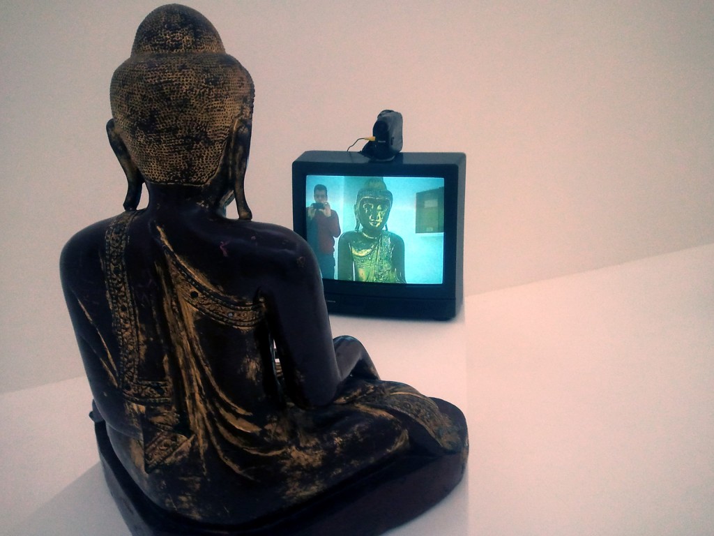 MADRE, una statua ripresa da una telecamera che riprende chi osserva