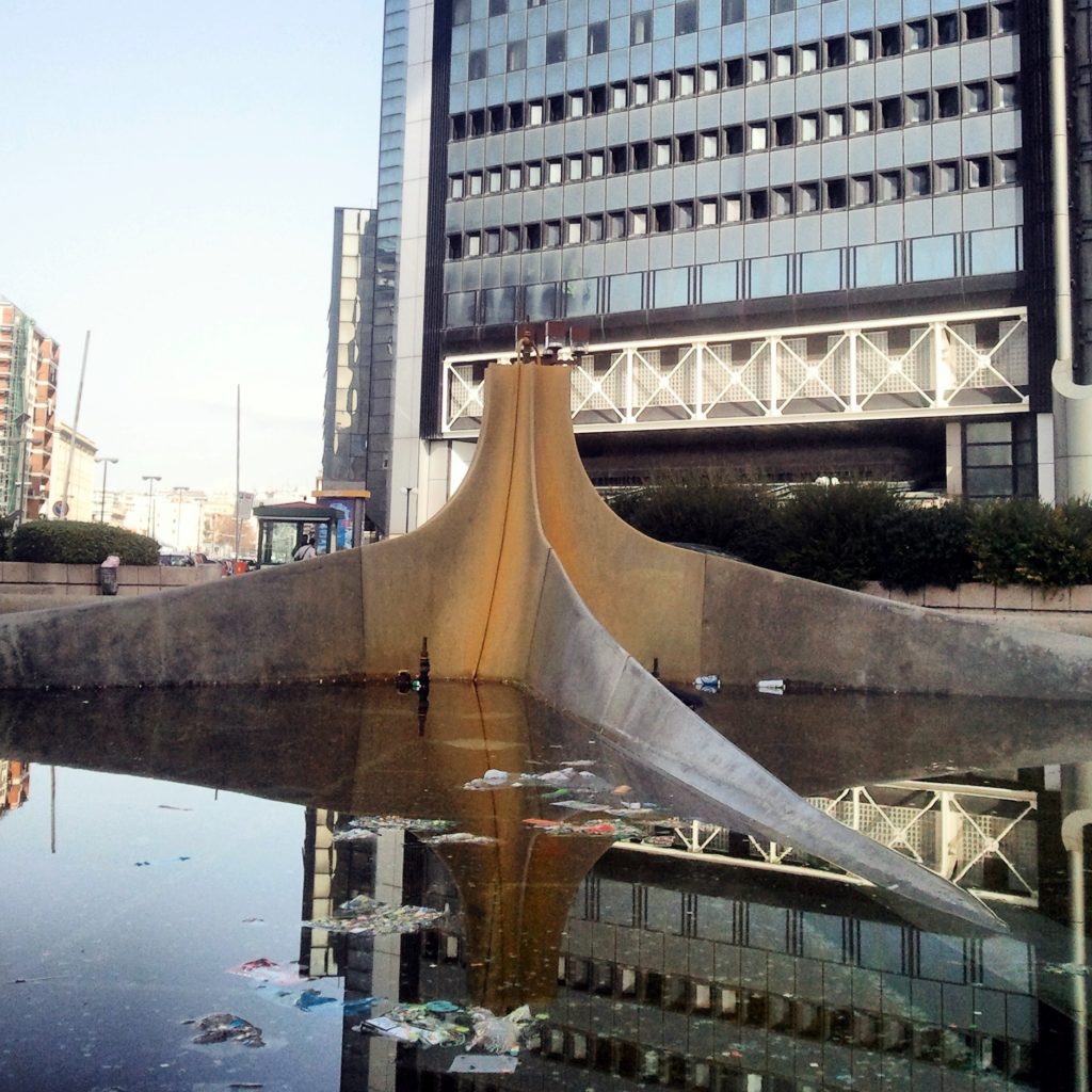 La fontana al Centro Direzionale di Napoli, icona dell'assenza di manutenzione