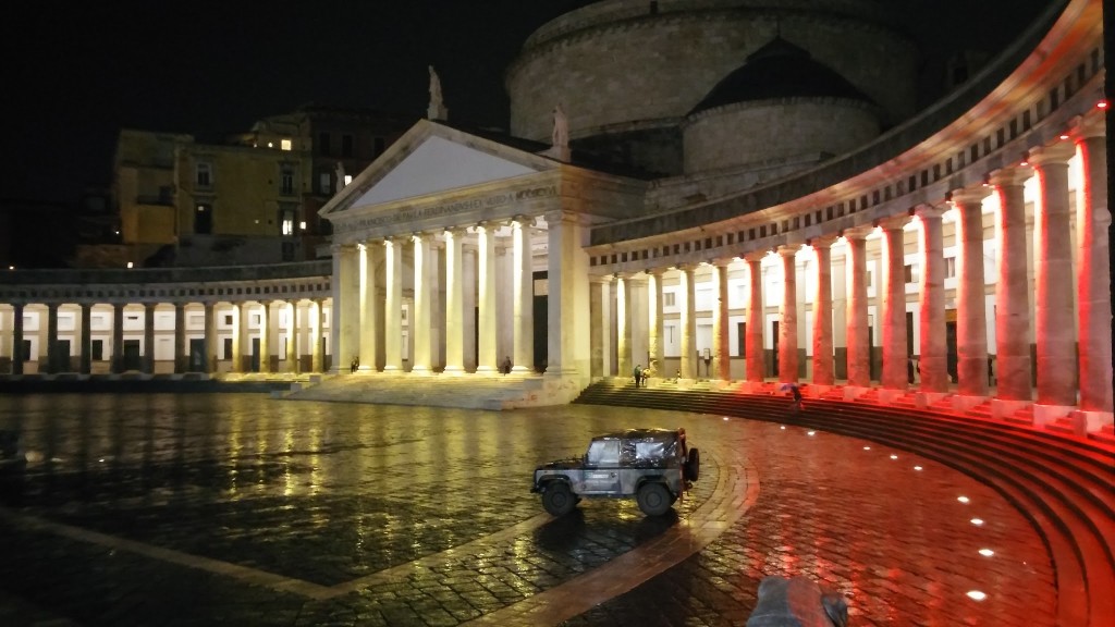 Piazza del Plebiscito con i colori del Belgio dopo l'attentato a Bruxelles (foto di Carlo Morelli)