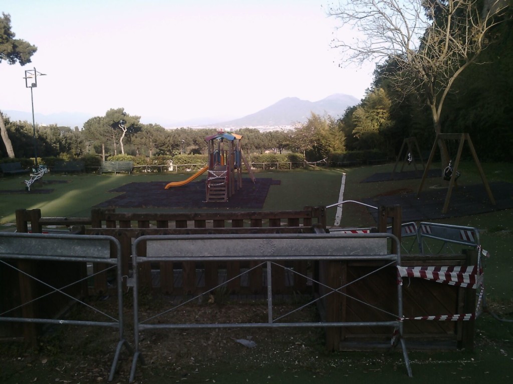 Parco del Poggio, l'area bimbi chiusa da 4 mesi perchè alcuni giochi non sono a norma