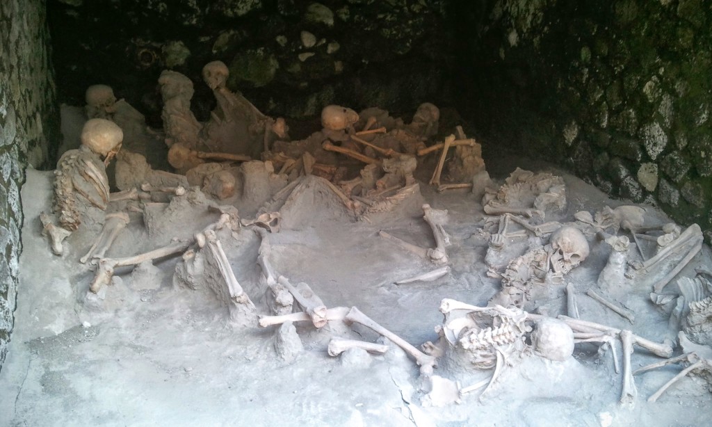 Scavi di Ercolano, gli scheletri assiepati nei depositi delle barche