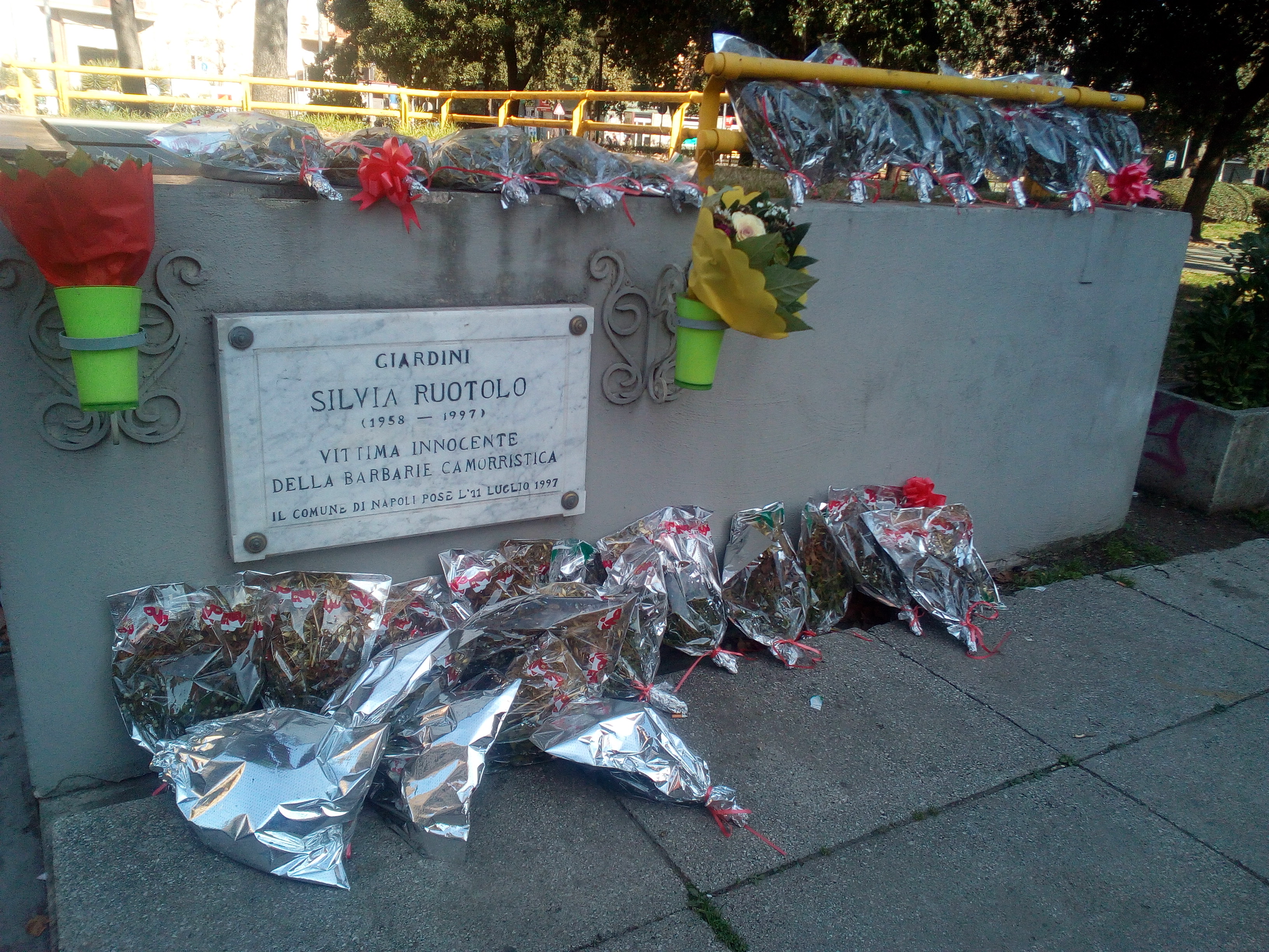 Piazza Medaglie d'Oro, la targa dedicata a Silvia Ruotolo, vittima innocente della barbarie della camorra