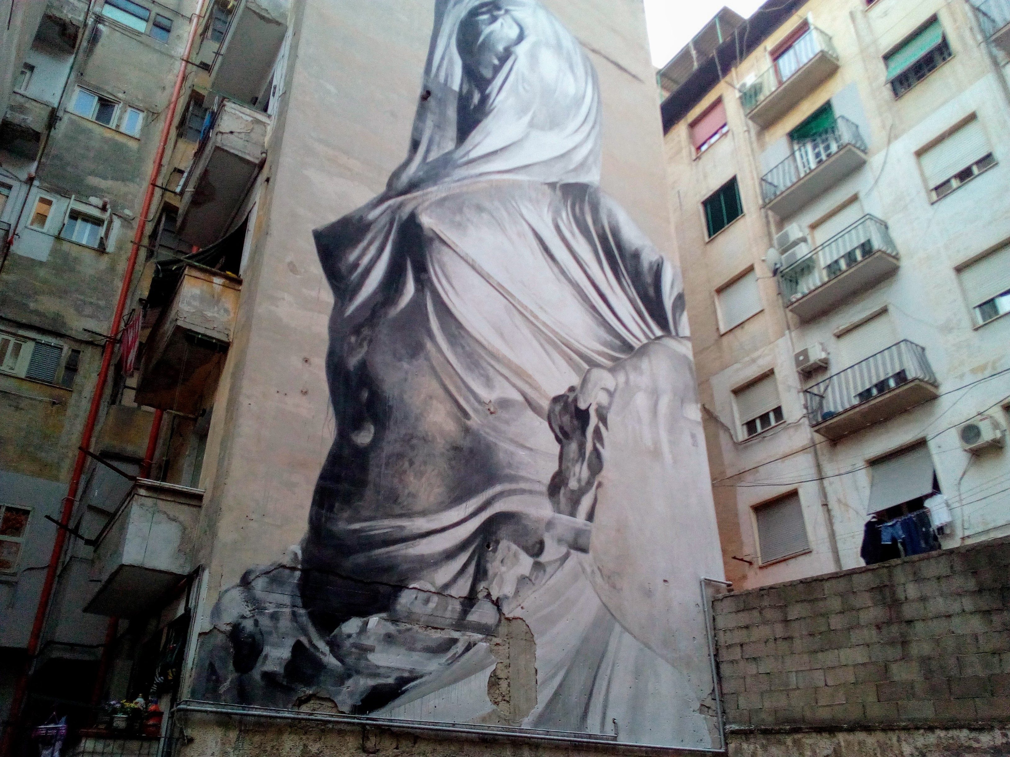 L'Iside, il murales dell'artista argentino Francisco Bosoletti ai quartieri spagnoli di Napoli