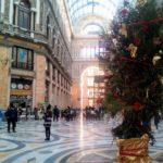 Galleria Umberto, l’albero di Natale che ci costringe a reagire