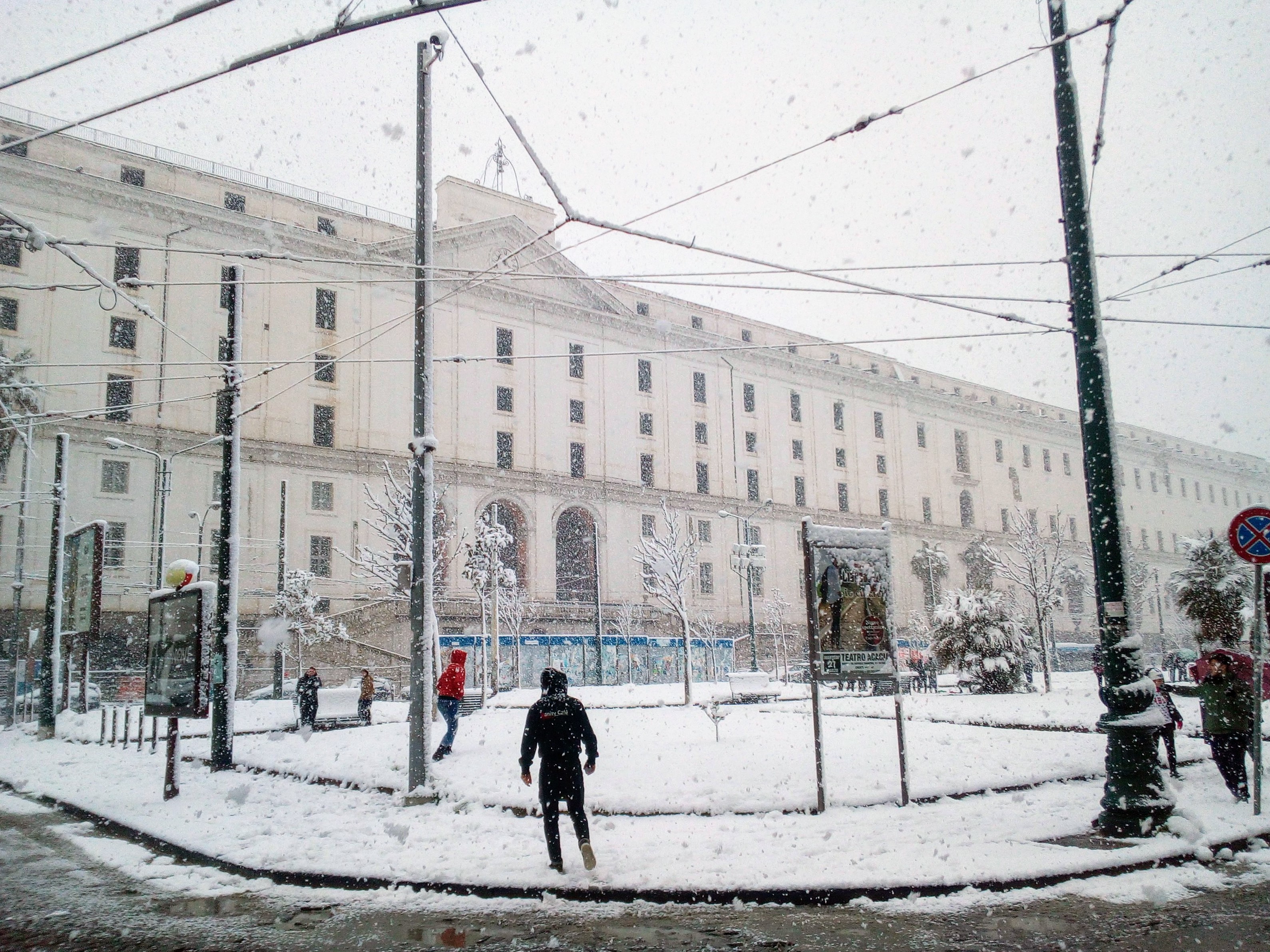 Piazza Carlo III, storica battaglia a colpi di palle di neve