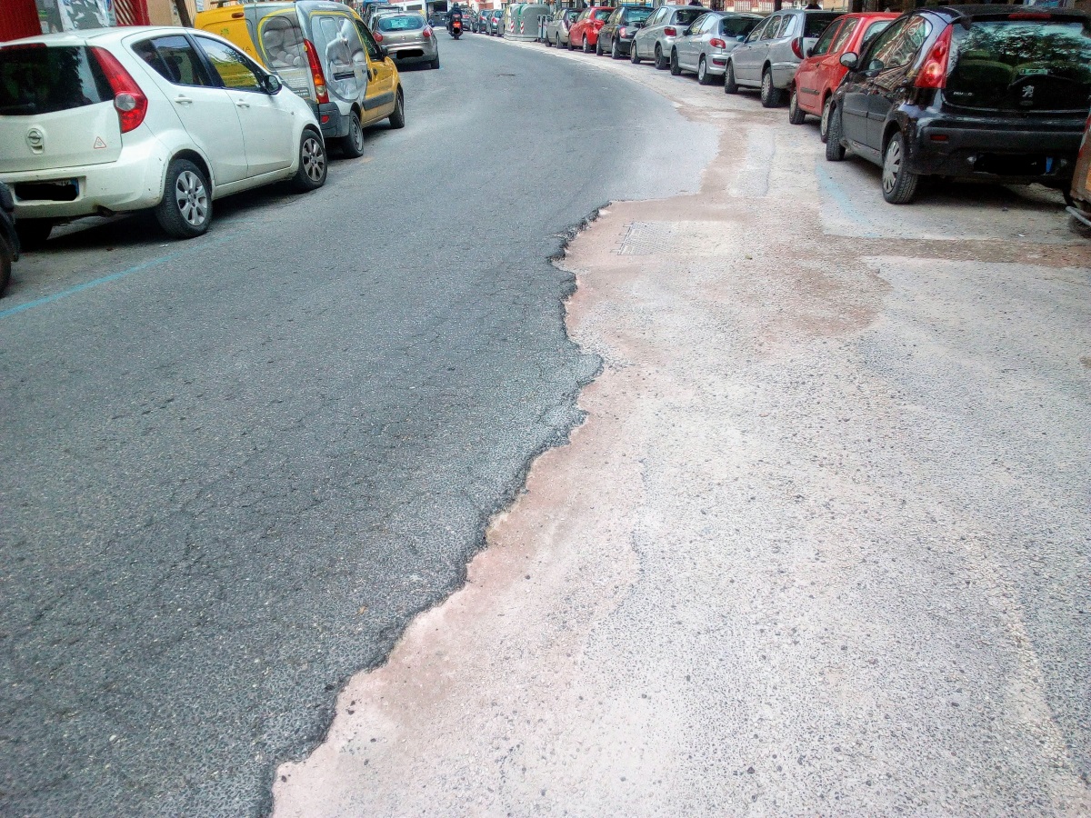Via Orsi dopo i lavori: da strada in condizioni normali a strada dissestata. Ora a chi tocca ripristinare l'asfalto?