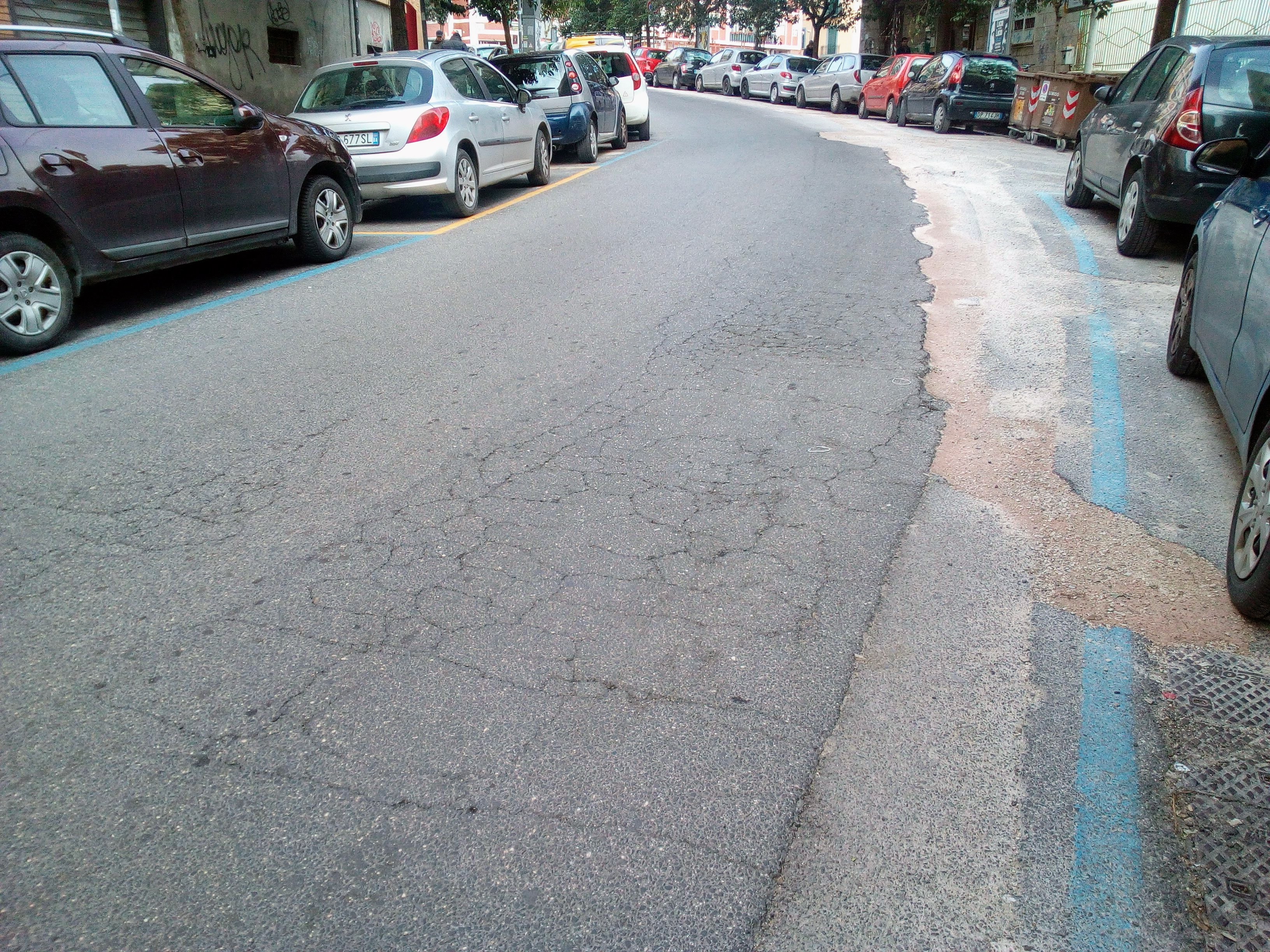 Via Orsi dopo i lavori: da strada in condizioni normali a strada dissestata. Ora a chi tocca ripristinare l'asfalto?