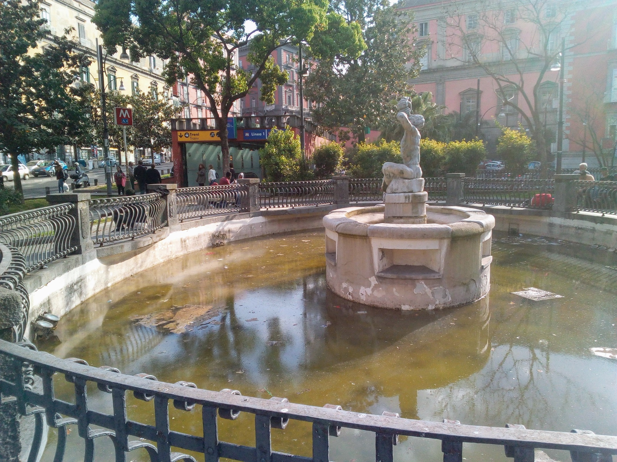 Il degrado regna intorno alla Fontana del Tritone, vicino piazza Cavour