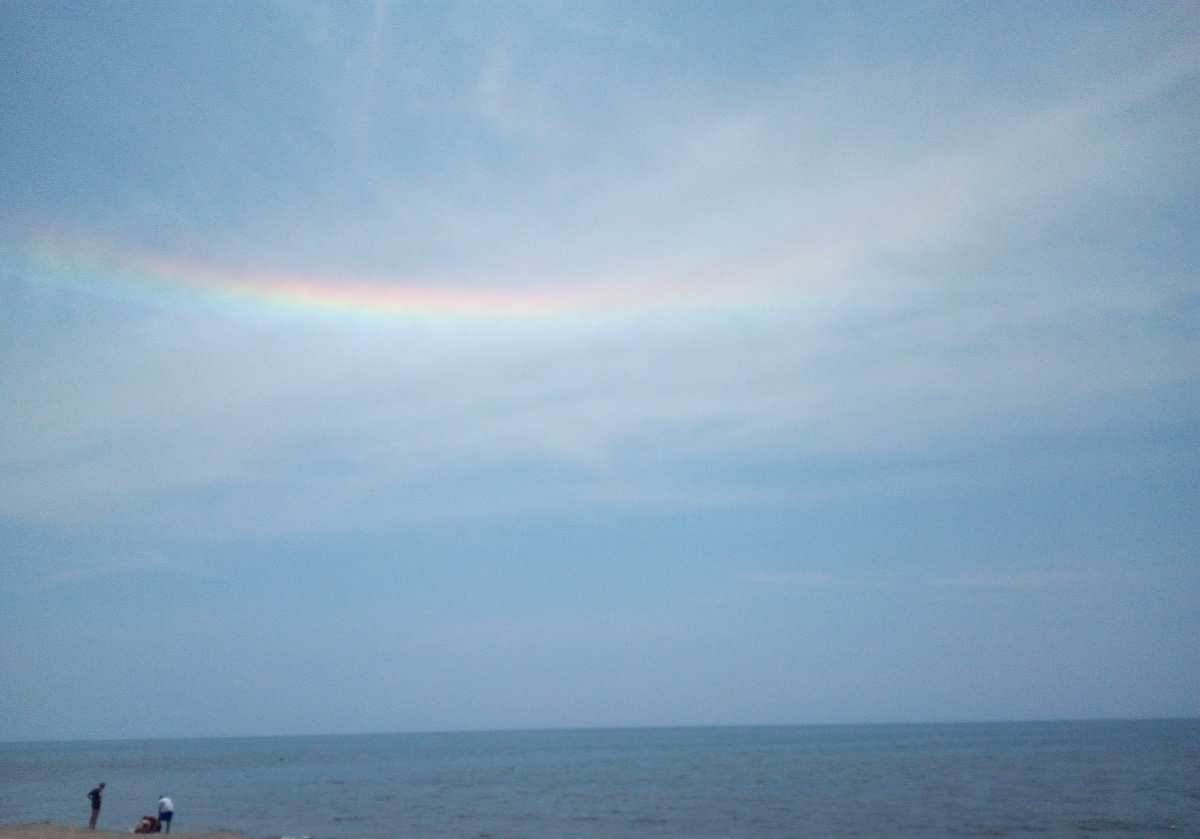 L'arcobaleno sul mare spunta mentre termino Abbi fortuna e dormi, di Luciano Esposito