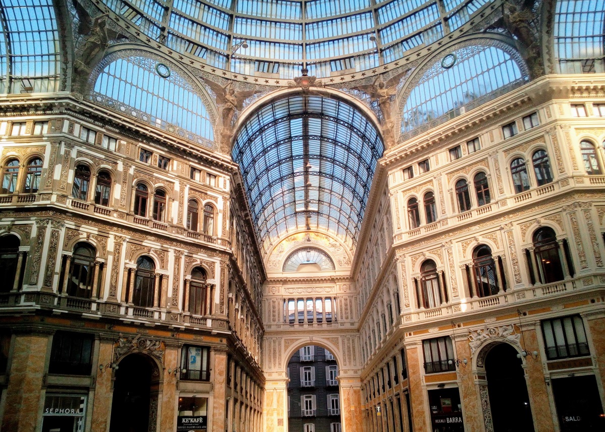 Galleria Umberto di Napoli restaurata a metà