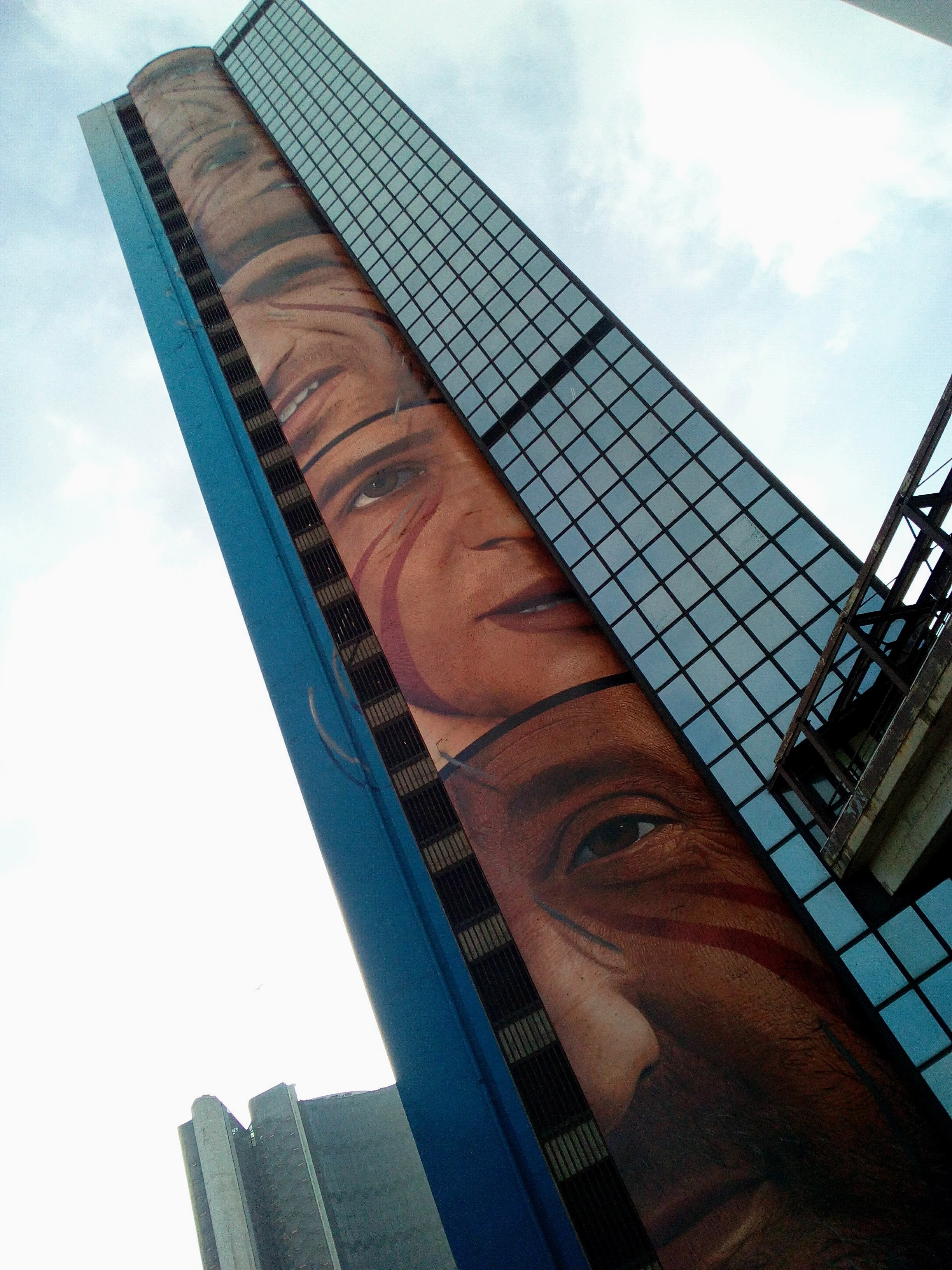 Il murales verticale di Jorit al Centro direzionale di Napoli per celebrare le Universiadi 2019