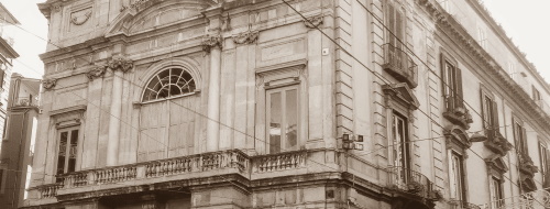 Napoli, quel balcone dove Garibaldi proclamò l’Unità d’Italia [FOTO]