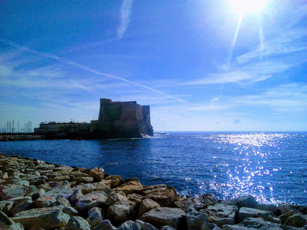 Dalla terrazza di Castel dell’Ovo, il mare di Napoli in un minuto