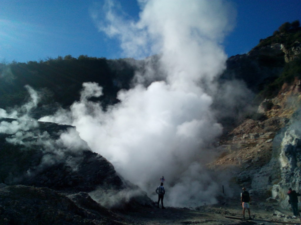 Il vulcano di via Pisciarelli, un pezzo di Solfatara a bordo strada