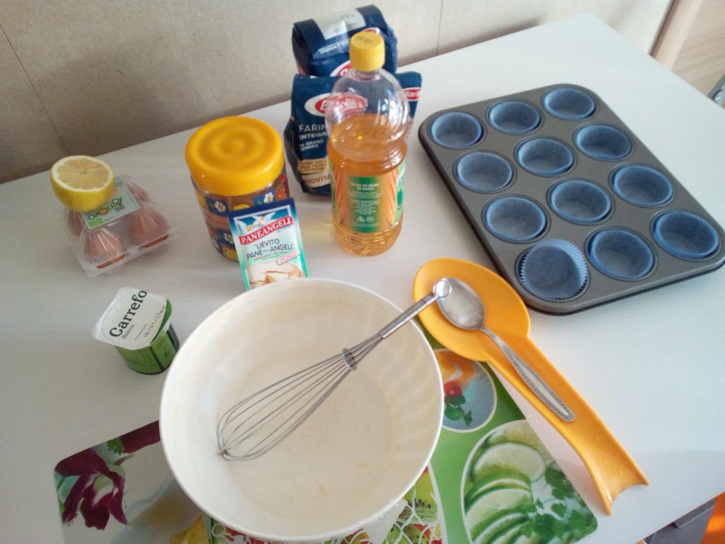 Gli ingredienti per preparare i 12 muffin in 15 minuti