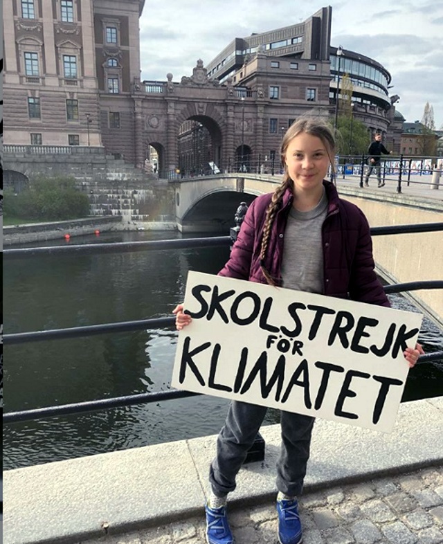 Greta Thunberg in sciopero per denunciare la gravità dei cambiamenti climatici in atto