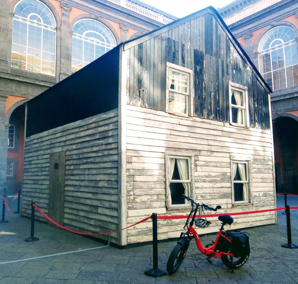 La casa di Rosa Parks al Palazzo Reale di Napoli, opera dell'artista statunitense Ryan Mendoza