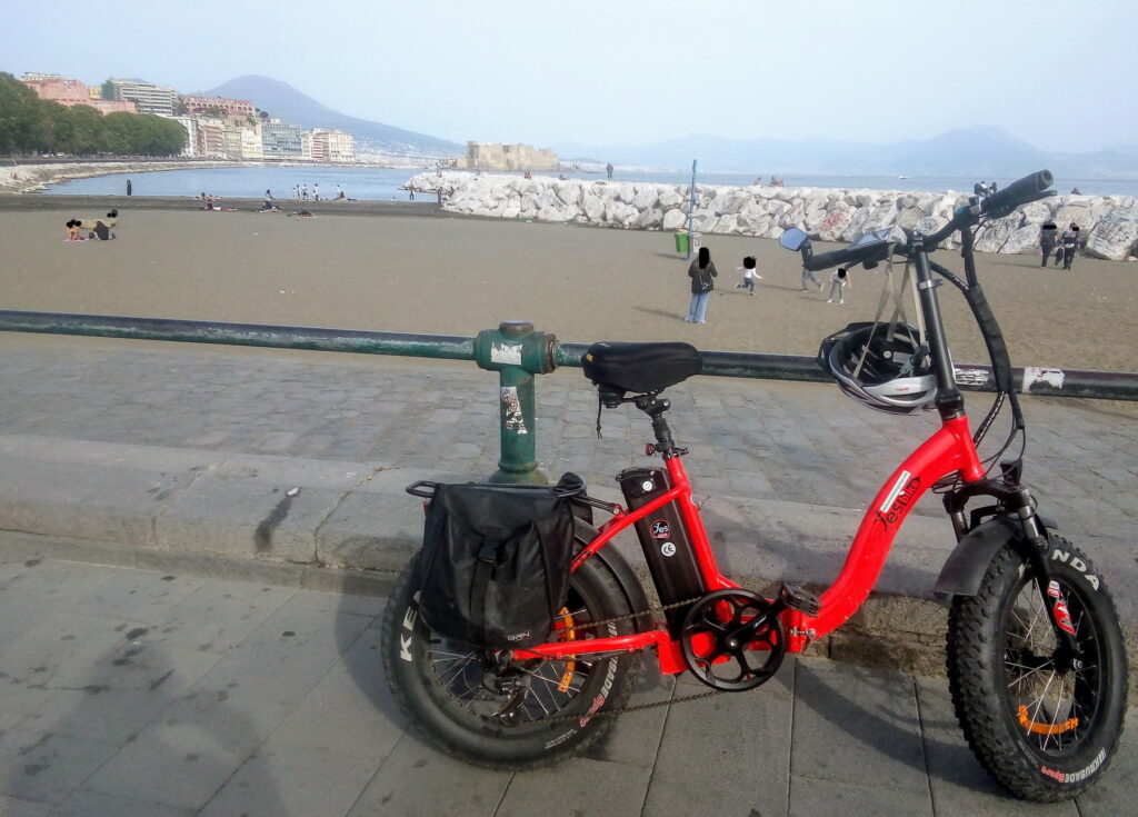 Sul lungomare di Napoli, con la mia nuova e-bike raggiungo la soglia dei duemila chilometri