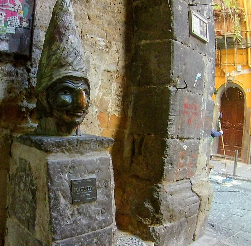 Il Pulcinella di Lello Esposito a vico del Fico al Purgatorio, nel centro storico di Napoli