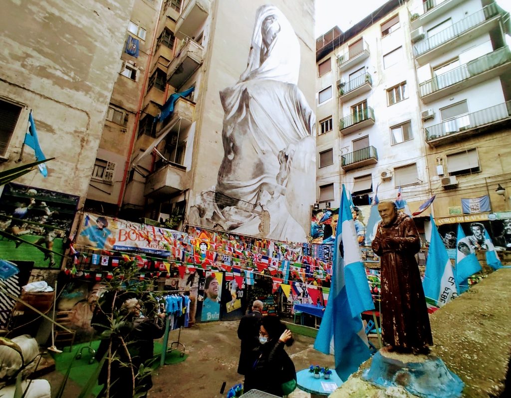 Il murales di Maradona ai Quartieri Spagnoli di Napoli: tra culto e arte