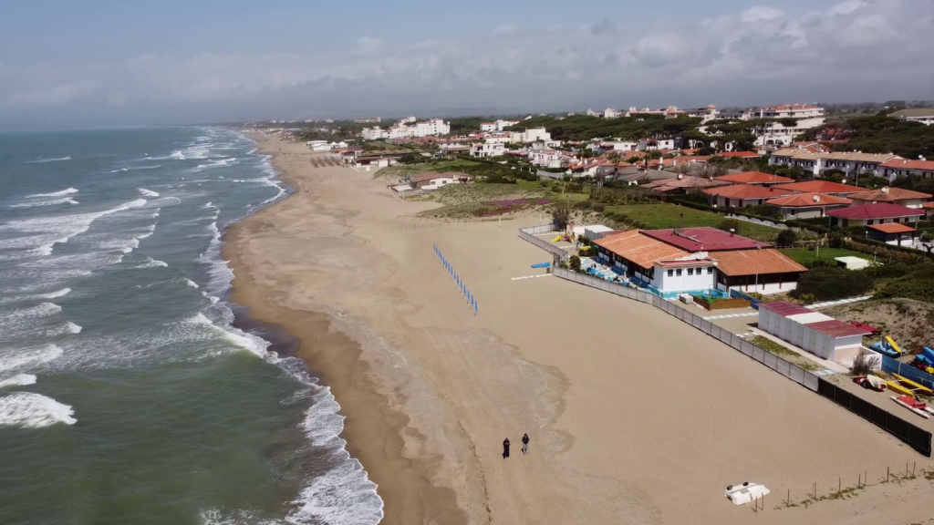 Dalla spiaggia di Baia Domizia, le immagini del drone (da 40 metri)
