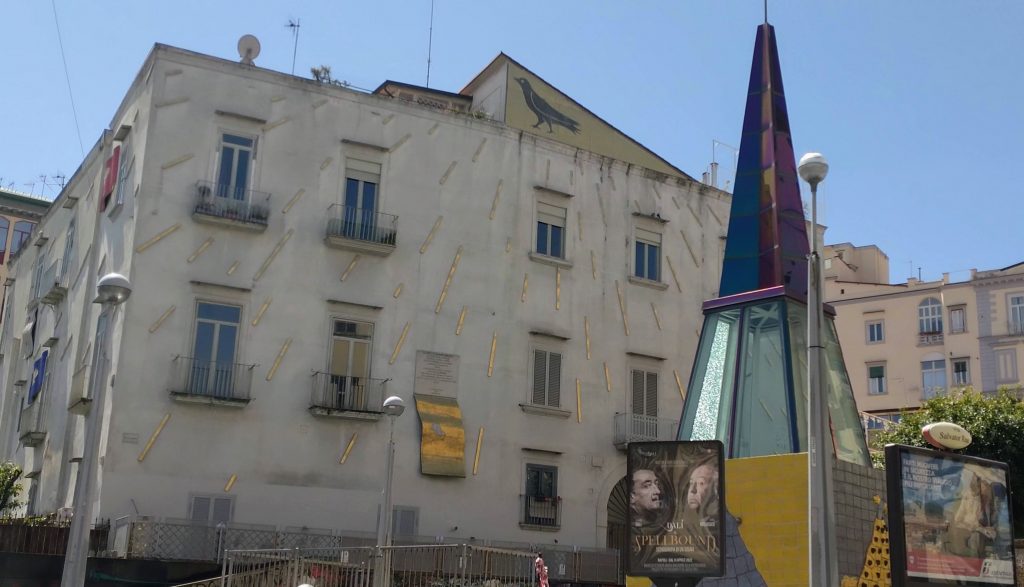 A via Salvator Rosa la targa in ricordo di Giovanni Capurro, autore dei versi di 'O sole mio