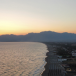 Tramonto di Baia Domizia: tre scatti dal drone (a 70 metri d’altezza) [FOTO]