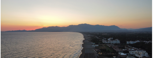 Tramonto di Baia Domizia: tre scatti dal drone (a 70 metri d’altezza) [FOTO]