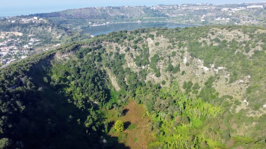 Monte Nuovo, il cratere ripreso dal drone