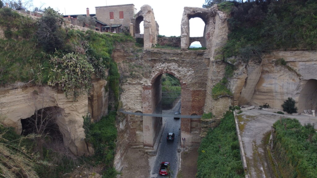 Arco Felice, l'antico arco romano del 95 d.C. ripreso dal drone