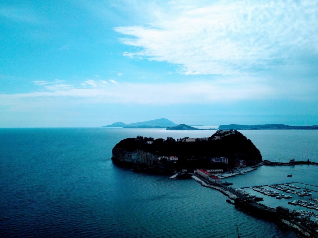 Nisida vista dal parco Virgiliano di Posillipo: Porto Paone nascosto dietro l'isolotto