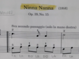 “Ninna nanna” di Brahms al pianoforte, la gioia (e stabilità) degli arpeggi [VIDEO+SPARTITO]