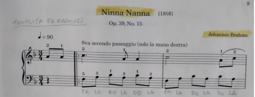 “Ninna nanna” di Brahms al pianoforte, la gioia (e stabilità) degli arpeggi [VIDEO+SPARTITO]