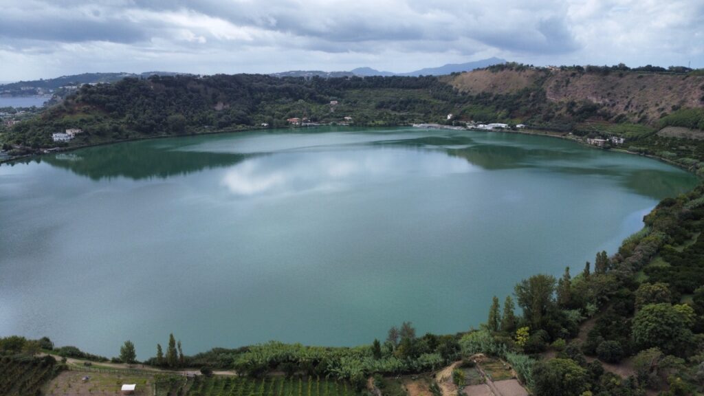 Il lago d'Averno fotografato dal drone Il lago d'Averno fotografato dal drone